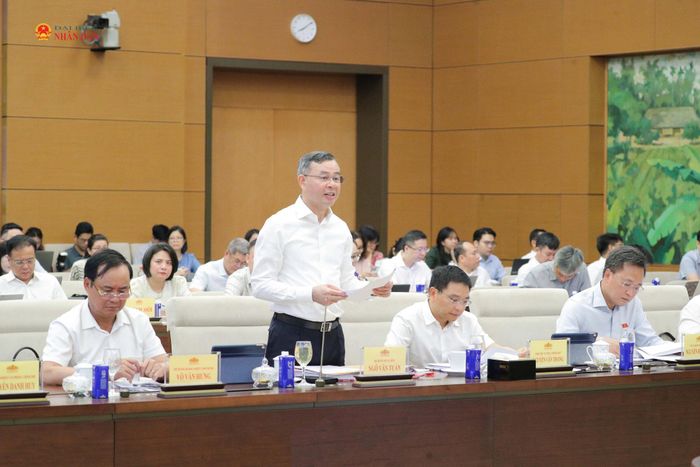 Bộ trưởng Bộ Tài chính Ngô Văn Tuấn trình bày Tờ trình dự án Luật Đấu thầu (sửa đổi)