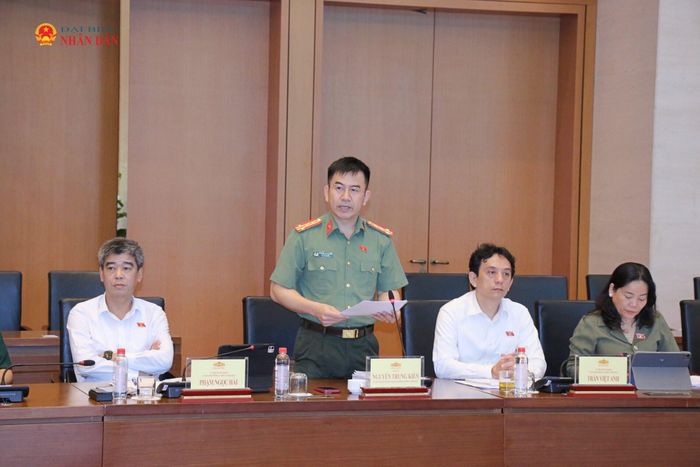 ĐBQH hoạt động chuyên trách tại Ủy ban Quốc phòng, An ninh và Đối ngoại, Đại tá Nguyễn Trung Kiên phát biểu. Ảnh: Đắc Trường