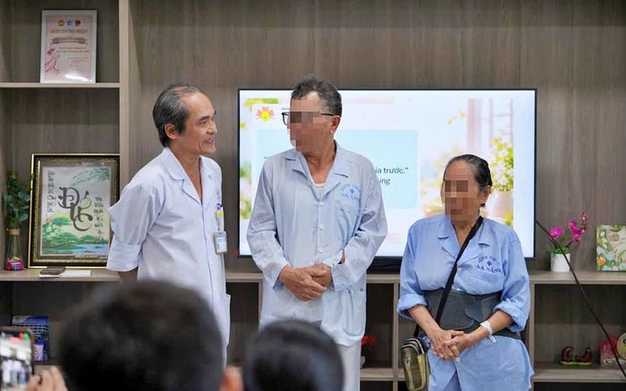 TS.BS Nguyễn Tấn Dũng- Phó giám đốc Bệnh viện C Đà Nẵng chia sẻ, lắng nghe và thấu hiểu tâm tư cùng người bệnh ở khoa Lão khoa...