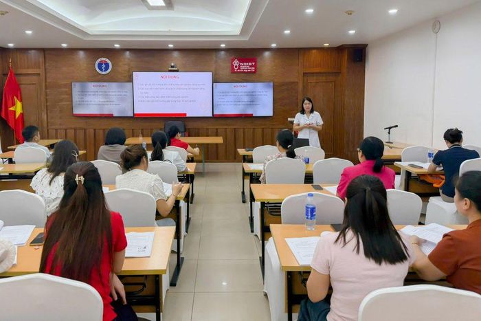 Trưởng khoa Xét nghiệm sàng lọc máu, ThS. Nguyễn Thị Thanh Dung trao đổi tình huống thực tế với học viên trong xét nghiệm sàng lọc máu. Ảnh: NIHBT
