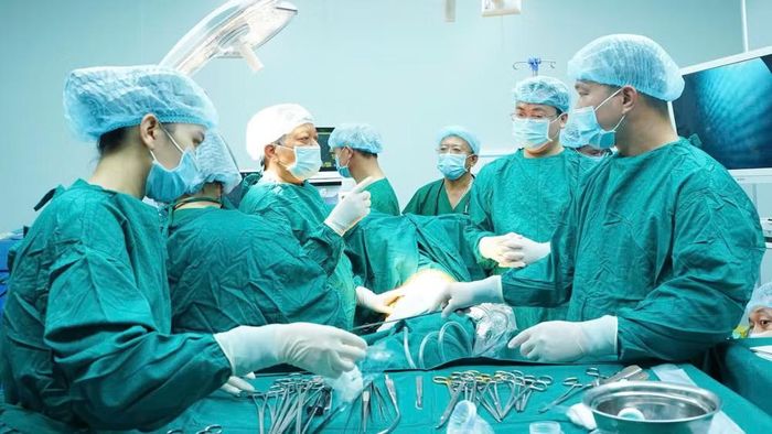 Các chuyên gia tuyến Trung ương trực tiếp phối hợp cùng ê-kíp địa phương thực hiện thành công ca phẫu thuật nội soi. Ảnh: Bệnh viện Phổi Trung ương
