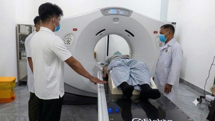 Đội ngũ y, bác sĩ vận hành hệ thống máy gia tốc phục vụ công tác xạ trị điều trị ung thư tại địa phương. Ảnh: YT