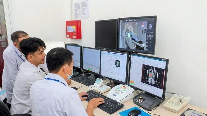 Các bác sĩ Bệnh viện Đa khoa Gia Lai phối hợp cùng chuyên gia Bệnh viện Chợ Rẫy trong khâu mô phỏng và lập kế hoạch xạ trị. Ảnh: YT