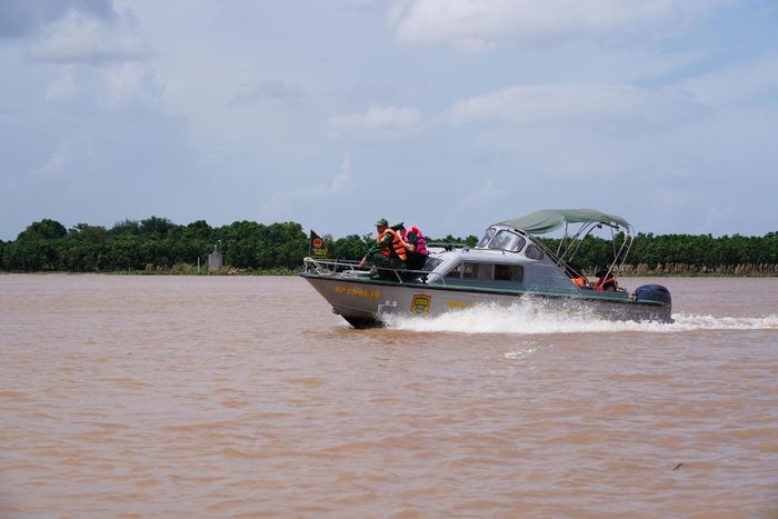 Chỉ huy trưởng BĐBP Giang yêu cầu lực lượng trinh sát phải nắm chắc tình hình, không ngừng nâng cao chuyên môn nghiệp vụ. Ảnh: Tiến Vinh