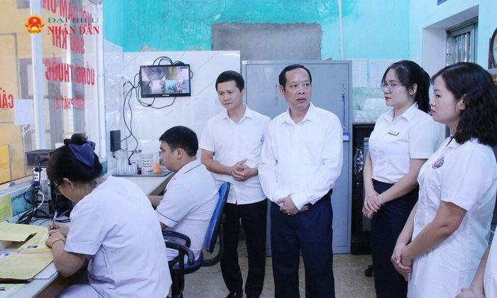 Phó Chủ tịch HĐND thành phố Nghiêm Xuân Hưởng khảo sát thực tế tại Cơ sở điều trị Methadone, Trạm Y tế phường Từ Sơn. Ảnh: Bảo Quyên
