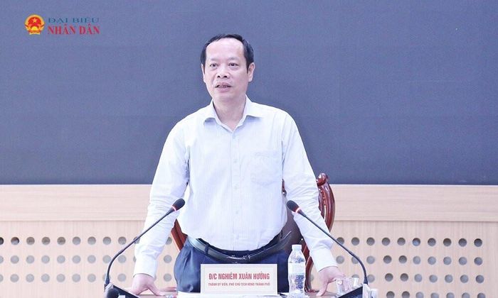 Phó Chủ tịch HĐND thành phố Nghiêm Xuân Hưởng chủ trì buổi giám sát tại UBND phường Tiền Phong. Ảnh: Bảo Quyên