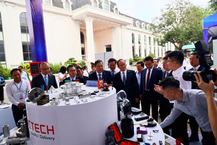 Các đại biểu tham quan trưng bày sản phẩm công nghiệp hỗ trợ