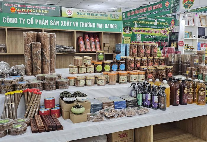Sản phẩm trưng bày đều đạt tiêu chuẩn OCOP từ 3 sao trở lên, sản phẩm được bảo hộ chỉ dẫn địa lý, sản phẩm công nghiệp nông thôn tiêu biểu, điển hình. Ảnh: Minh Anh