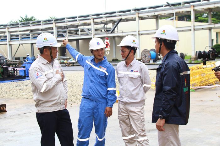 Ông Nguyễn Đắc Tuyên (áo xanh) giới thiệu các hạng mục bảo dưỡng tại Nhà máy Đạm Cà Mau. Ảnh: PVCFC