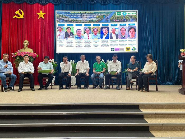 Ông Phan Văn Tâm - Phó Tổng Giám đốc Công ty CP Phân bón Bình Điền (thứ 4 từ phải sang) tham gia Tọa đàm và chia sẻ về định hướng quản lý dinh dưỡng và chăm sóc sức khỏe nền đất bền vững cho mô hình lúa - tôm. Ảnh: Phan Tâm