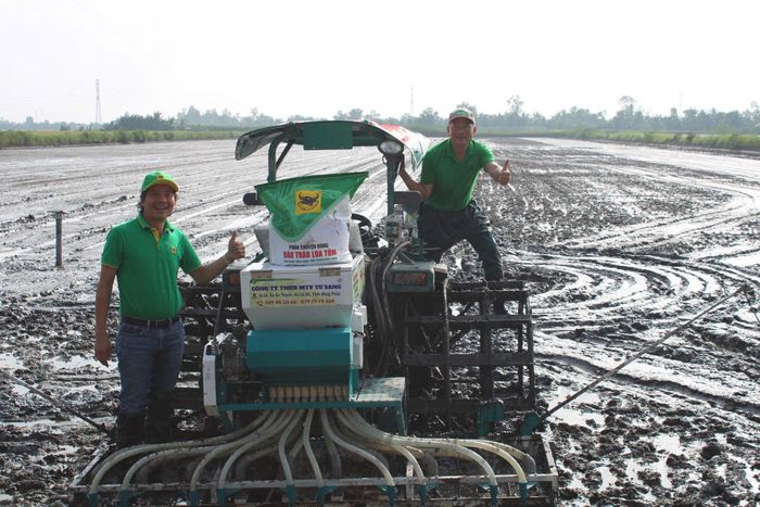 Sản phẩm Đầu Trâu Lúa Tôm được đưa vào khâu gieo sạ kết hợp vùi phân bằng cơ giới hóa sạ hàng trong mô hình canh tác lúa chính xác thuộc hệ thống sản xuất lúa – tôm hiệu quả và bền vững được khởi động tại HTX Hòa Phát, xã Hồng Dân, tỉnh Cà Mau. Ảnh: Phan Tâm