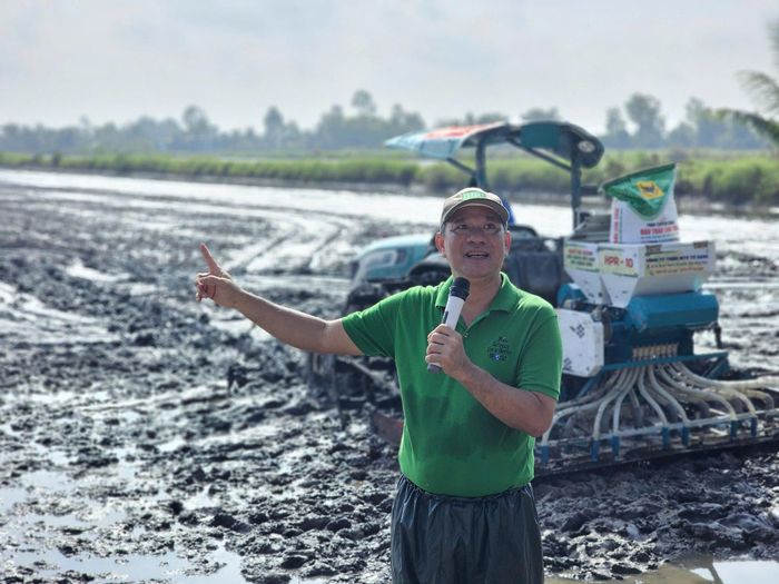 PGS. TS. Nguyễn Văn Hùng - Chuyên gia cao cấp, Viện Nghiên cứu Lúa gạo Quốc tế (IRRI) trao đổi về giải pháp canh tác dựa trên dữ liệu đồng ruộng. Ảnh: Phan Tâm