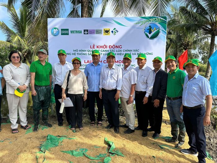 Các đại biểu tham dự Lễ khởi động mô hình quản lý canh tác chính xác trong hệ thống sản xuất lúa - tôm tại HTX Hòa Phát, xã Hồng Dân, tỉnh Cà Mau. Ảnh: Phan Tâm