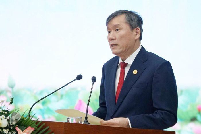 Chủ tịch Viện Hàn lâm Khoa học xã hội Việt Nam Lê Văn Lợi trình bày báo cáo đề dẫn tại hội thảo