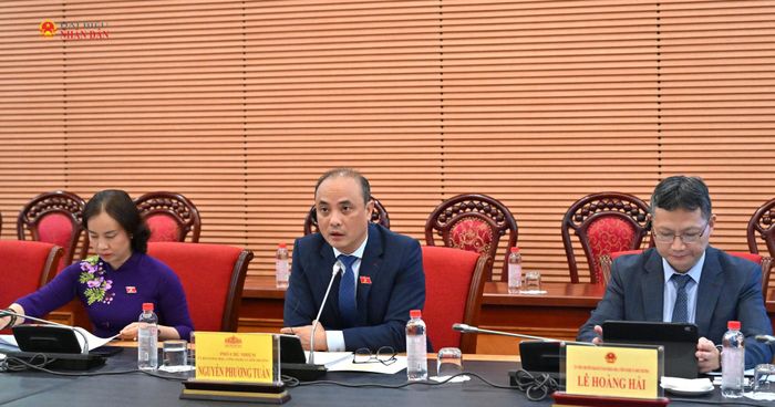 Phó Chủ nhiệm Ủy ban Khoa học, Công nghệ và Môi trường Nguyễn Phương Tuấn và các đại biểu tại buổi tiếp