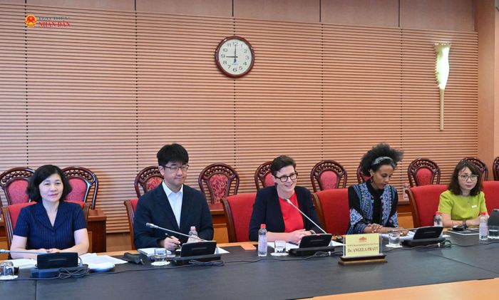 Trưởng Đại diện Văn phòng WHO tại Việt Nam và các đại biểu tại buổi tiếp