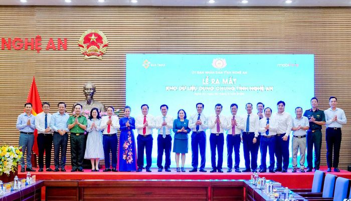 Các đại biểu chụp hình lưu niệm. Ảnh: Phan Quỳnh