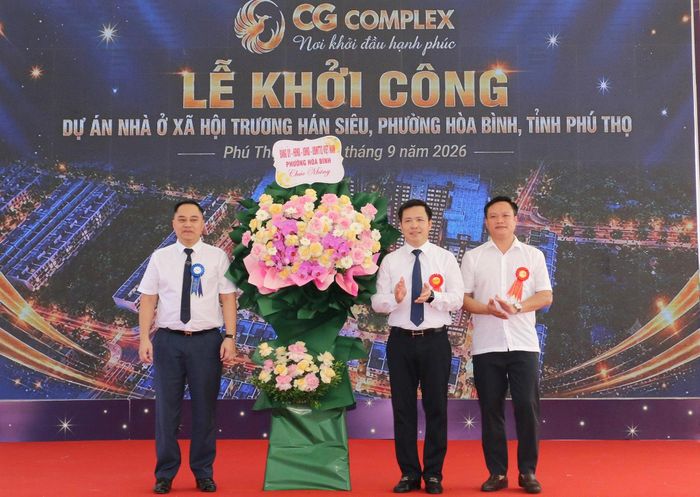 Lãnh đạo phường Hòa Bình tặng hoa chúc mừng lễ khởi công. Ảnh: Lê Huệ