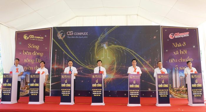 Các đại biểu và chủ đầu tư bấm nút khởi công dự án. Ảnh: Lê Huệ