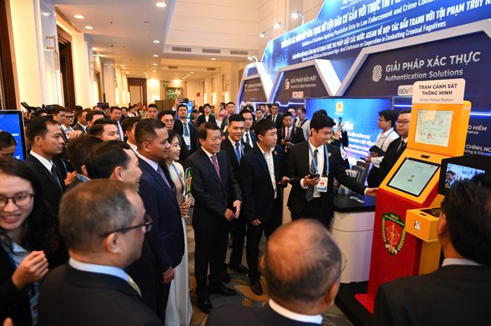 Mô hình trạm cảnh sát thông minh được trưng bày tại triển lãm. Ảnh: C06