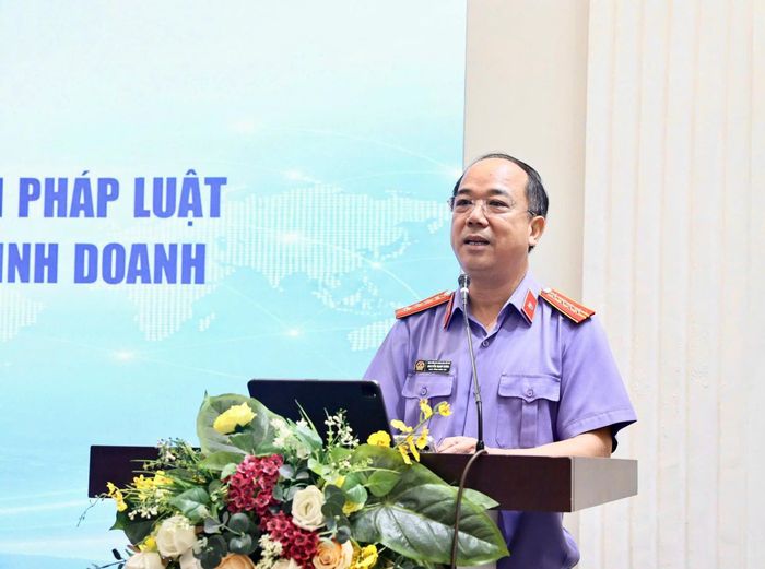 Nhà báo Nguyễn Mạnh Hưng, Phó Tổng Biên tập Báo Bảo vệ Pháp luật phát hiểu tại hội thảo