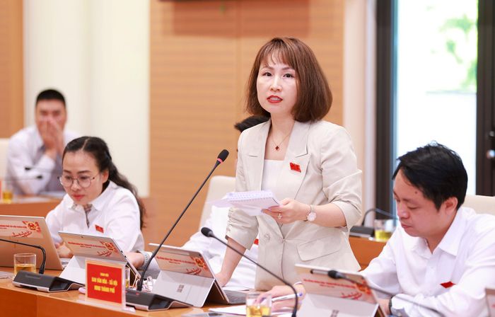 Đại biểu HĐND thành phố đặt câu hỏi tại phiên giải trình. Ảnh: Văn Tuyến