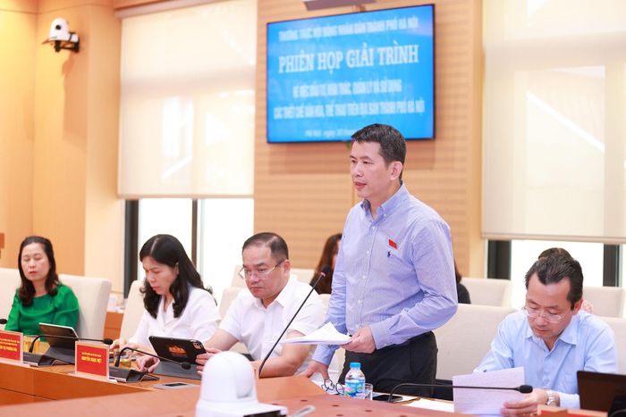 Giám đốc Sở VH, TT - DL Phạm Tuấn Long phát biểu tại phiên giải trình. Ảnh: Lê Hải