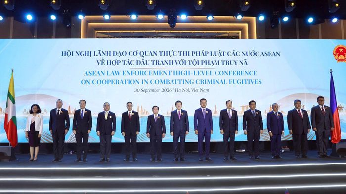 Bộ trưởng Lương Tam Quang với trưởng đoàn các nước ASEAN tại hội nghị.