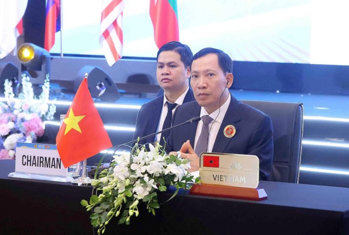 Thứ trưởng Lê Văn Tuyến chủ trì phiên họp toàn thể.