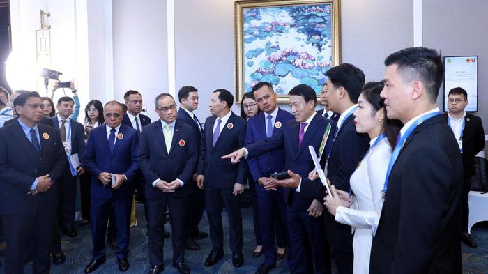 Bộ trưởng Lương Tam Quang với các đại biểu tham quan triển lãm bên lề hội nghị.