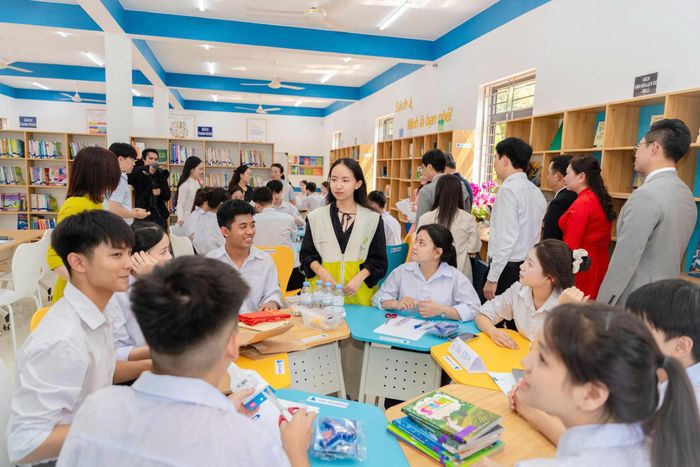 Các em học sinh trường THPT Kim Xuyên trải nghiệm đọc sách tại thư viện. Ảnh: Nguyễn Hiên