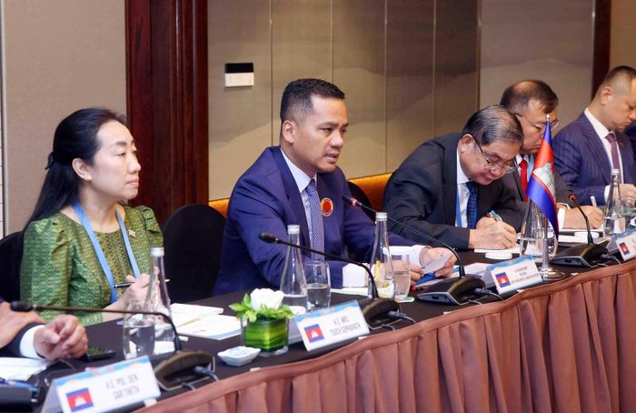 Phó Thủ tướng, Bộ trưởng Bộ Nội vụ Campuchia Sar Sokha đánh giá cao quan hệ hữu nghị, hợp tác ngày càng chặt chẽ, hiệu quả giữa Bộ Nội vụ Campuchia và Bộ Công an Việt Nam.