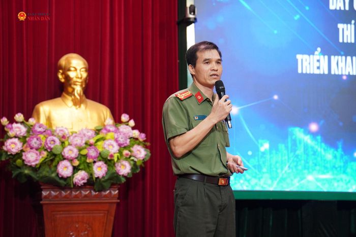 Thượng tá Dương Minh Tuyến, Phó Trưởng phòng Tham mưu CATP trình bày tham luận tại tọa đàm.