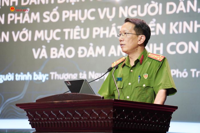 Thượng tá Nguyễn Mạnh Việt - Phó Trưởng phòng PC06 trình bày tham luận tại tọa đàm.