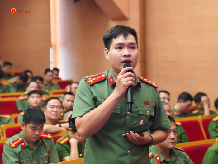 Các đại biểu đặt câu hỏi trao đổi trong khuôn khổ tọa đàm.