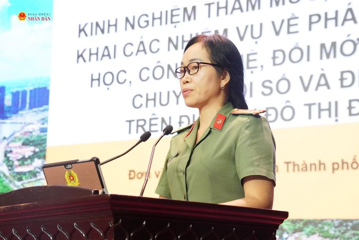 Thượng tá Nguyễn Thị Việt Hà - Phó Trưởng phòng PV01 Công an TP Hồ Chí Minh trình bày tham luận tại tọa đàm.