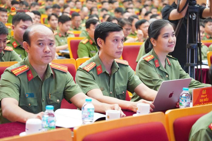 Các đại biểu tham dự chương trình.