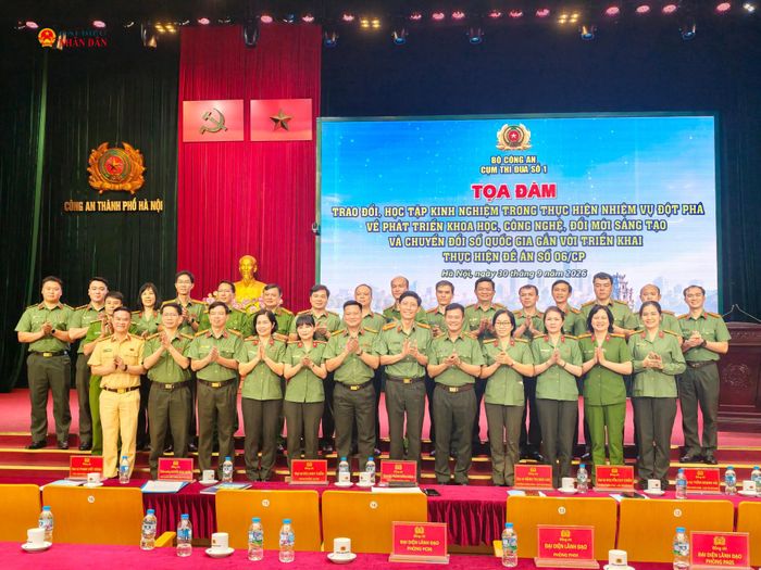 Các đại biểu chụp ảnh lưu niệm tại chương trình.