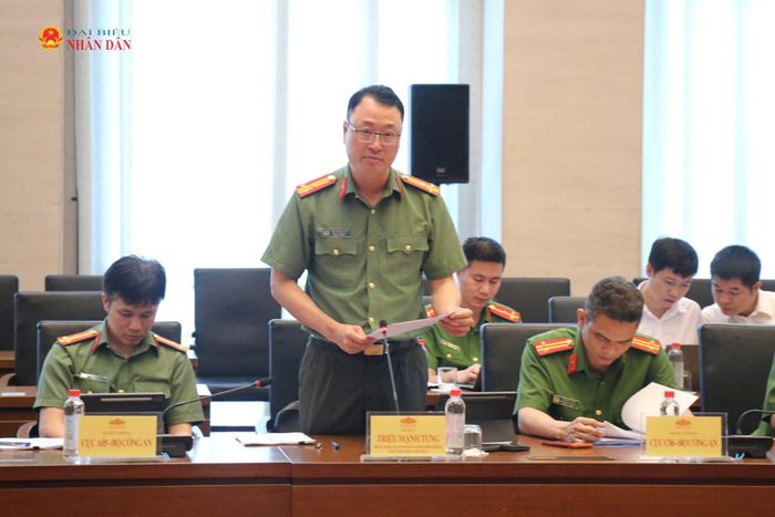 Phó Cục trưởng Cục An ninh mạng (Bộ Công an), Thượng tá Triệu Mạnh Tùng trình bày Tờ trình dự án Luật An ninh dữ liệu. Ảnh: Đắc Trường
