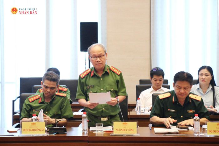 Phó Cục trưởng Cục Cảnh sát Quản lý hành chính về trật tự xã hội, Đại tá Ngô Như Cường trình bày Tờ trình dự án Luật Định danh và xác thực điện tử. Ảnh: Đắc Trường