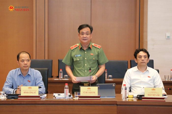 Đại biểu Quốc hội hoạt động chuyên trách tại Ủy ban Quốc phòng, An ninh và Đối ngoại, Thiếu tướng Vũ Huy Khánh trình bày Báo cáo thẩm tra dự án Luật An ninh dữ liệu. Ảnh: Đắc Trường