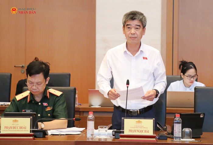 Đại biểu Quốc hội hoạt động chuyên trách tại Ủy ban Quốc phòng, An ninh và Đối ngoại Phạm Ngọc Hải trình bày Báo cáo thẩm tra dự án Luật Định danh và xác thực điện tử. Ảnh: Đắc Trường