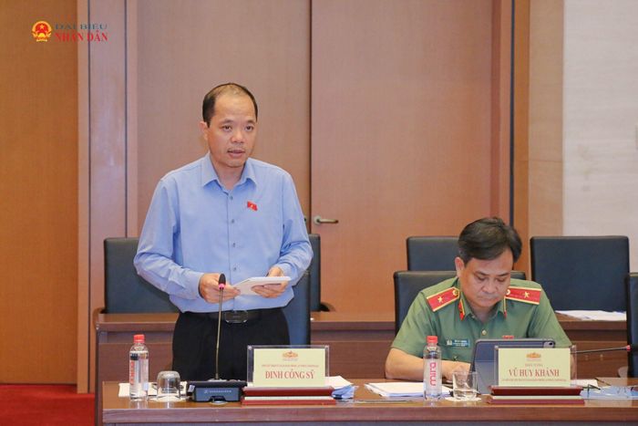 Phó Chủ nhiệm Ủy ban Quốc phòng, An ninh và Đối ngoại Đinh Công Sỹ phát biểu. Ảnh: Đắc Trường
