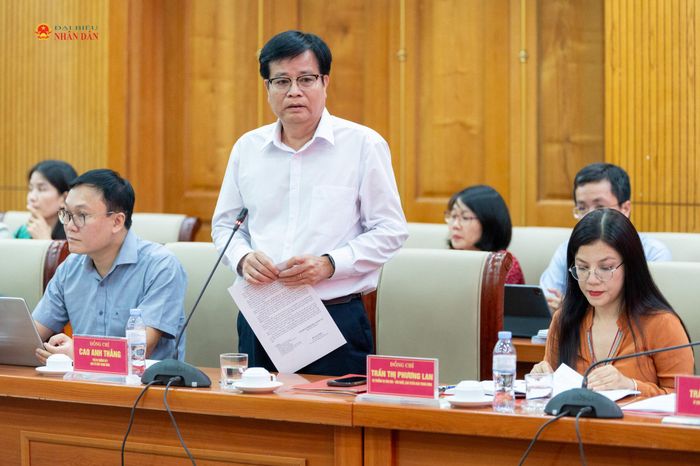 Phó Vụ trưởng Vụ V, Ban Tổ chức Trung ương Cao Văn Thắng phát biểu tại hội nghị