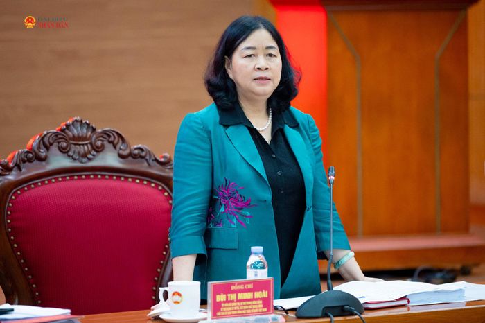 Bí thư Đảng ủy Mặt trận Tổ quốc, các đoàn thể Trung ương, Chủ tịch Ủy ban Trung ương Mặt trận Tổ quốc Việt Nam Bùi Thị Minh Hoài phát biểu tại hội nghị