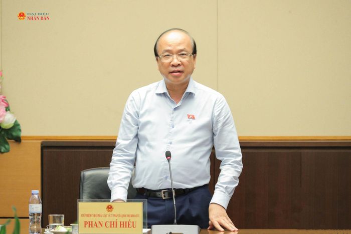 Chủ nhiệm Ủy ban Pháp luật và Tư pháp Phan Chí Hiếu phát biểu tại phiên họp