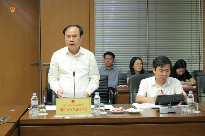 Thứ trưởng Bộ Xây dựng Nguyễn Văn Sinh trình bày báo cáo tại phiên họp