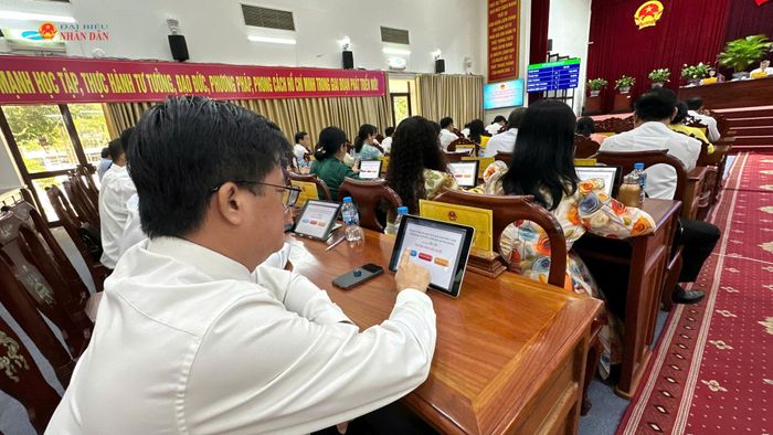 Đại biểu bấm nút thông qua Nghị quyết. Ảnh: Vũ Châu