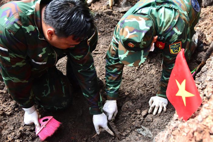 Trong ngày, tại Khu B, lực lượng làm nhiệm vụ đã phát hiện, quy tập được 10 bộ hài cốt liệt sĩ