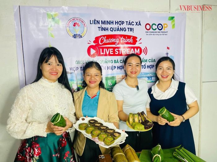 Sản phẩm bánh Tét mang đậm hương vị quê nhà của Quảng Trị được nhiều khách hàng mua. 